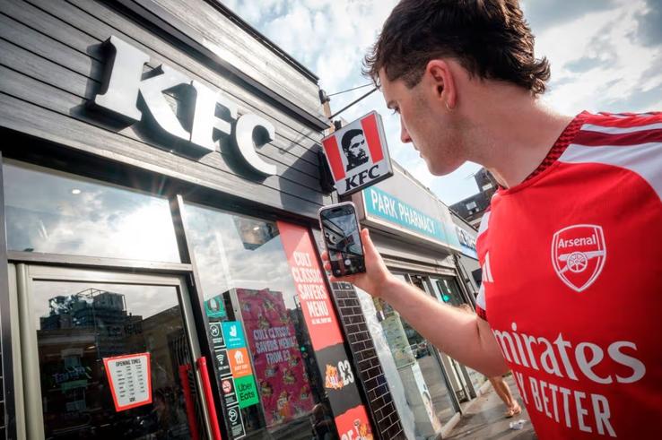 Un KFC din nordul Londrei l-a înlocuit pe Colonelul Sanders cu Mikel Arteta / Foto: Facebook