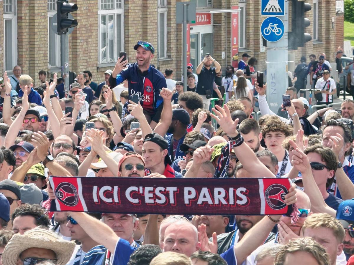 PSG - Arsenal, fanii celor două echipe fac spectacol înaintea finalei UCL 2026