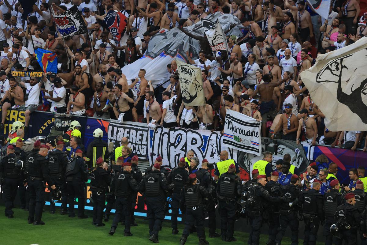 Imaginile cenzurate de UEFA la televizor! » Haos total după golul lui Dembele: poliția a intrat în forță pe stadion
