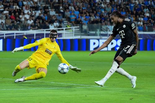 Neofytos Michael vs Michael Olise, în Pafos - Bayern Munchen / Foto: Imago Images