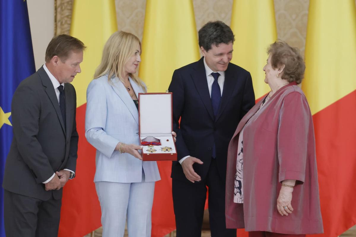 Nadia Comăneci, decorată cu Ordinul Naţional „Steaua României" în grad de Mare Cruce