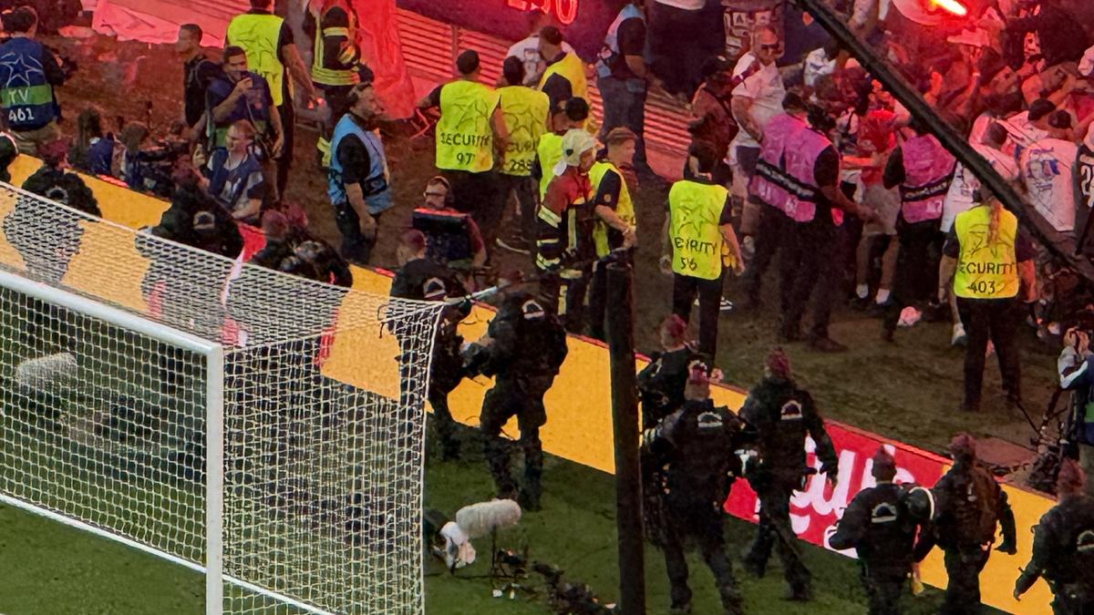 Imaginile cenzurate de UEFA la televizor! » Haos total după golul lui Dembele: poliția a intrat în forță pe stadion