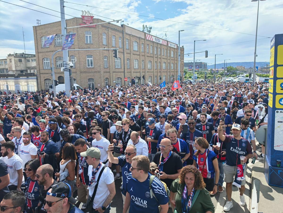 PSG - Arsenal, fanii celor două echipe fac spectacol înaintea finalei UCL 2026