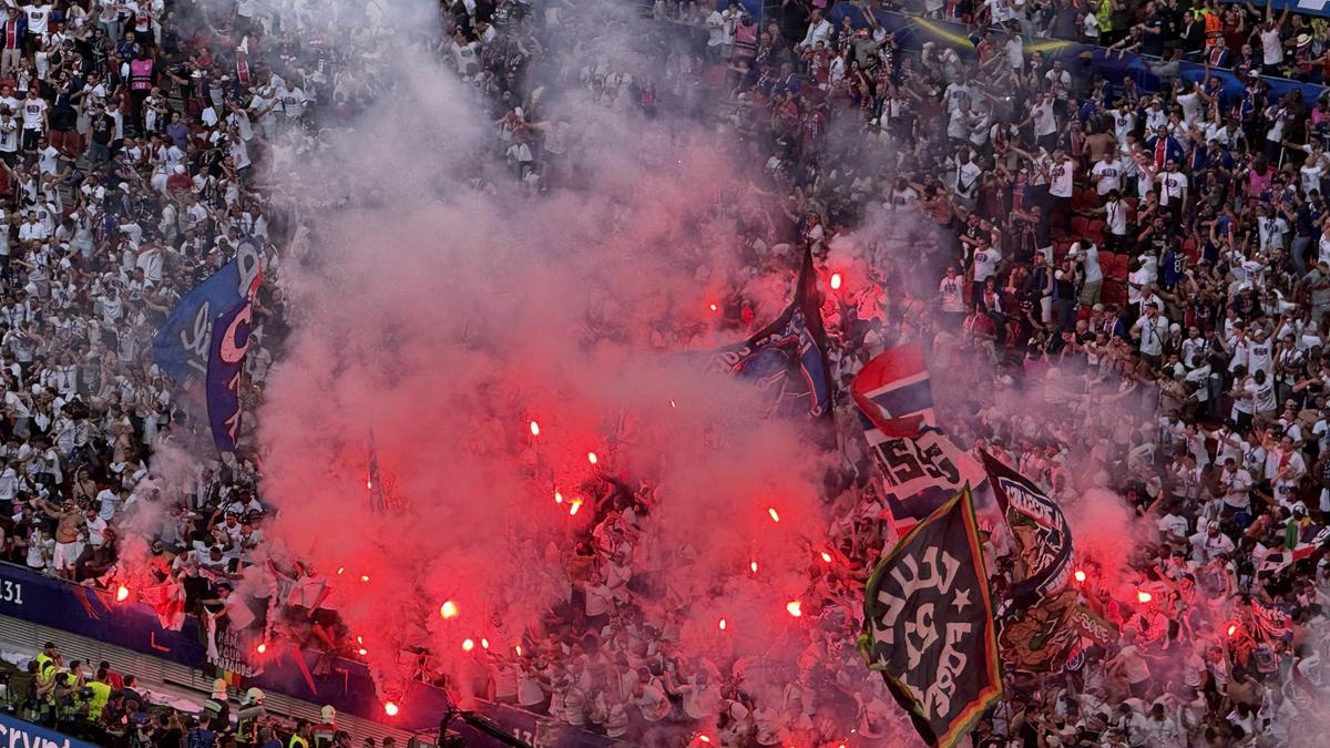 Imaginile cenzurate de UEFA la televizor! » Haos total după golul lui Dembele: poliția a intrat în forță pe stadion