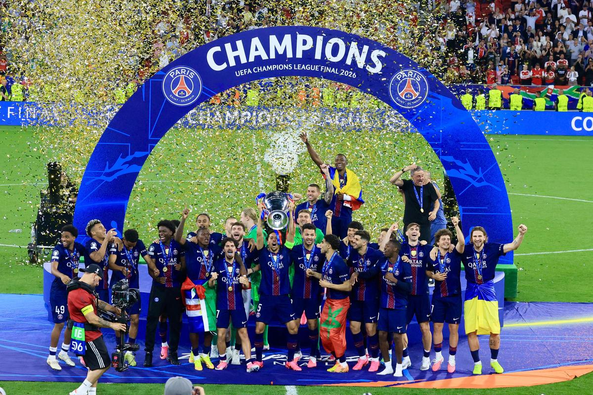 Detaliul curios surprins în momentul în care PSG a ridicat trofeul Ligii Campionilor la Budapesta