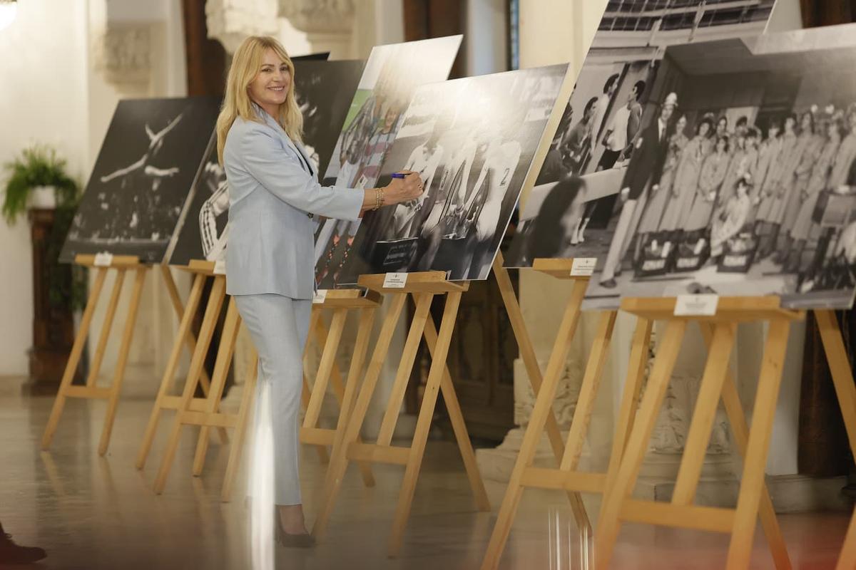 Nadia Comăneci, decorată cu Ordinul Naţional „Steaua României" în grad de Mare Cruce