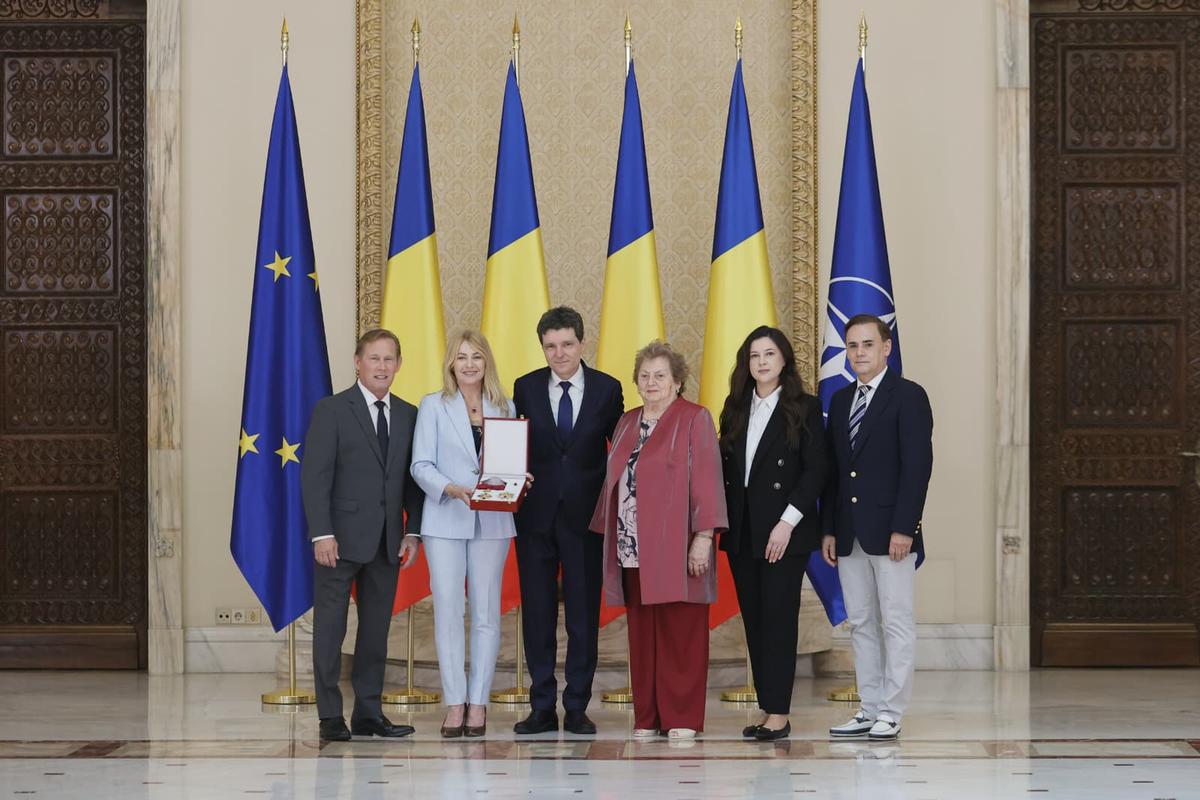 Nadia Comăneci, decorată cu Ordinul Naţional „Steaua României" în grad de Mare Cruce