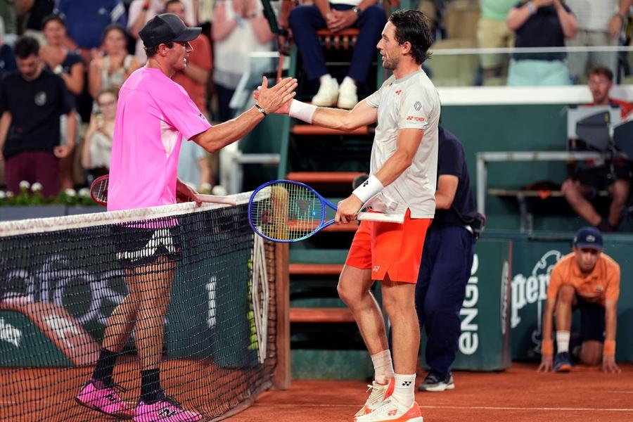 Tommy Paul și Casper Ruud la finalul meciului din turul 3 la Roland Garros 2026 Foto: Imago Images Dublul finalist de la Roland Garros prezintă cum arată viața unui jucător de tenis: „Am adus camera în culise”