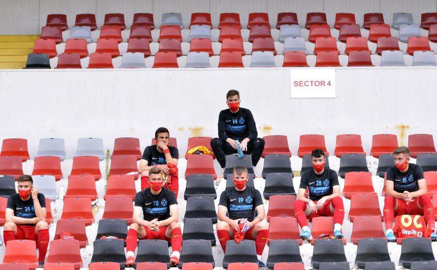 Puștii de pe banca FCSB-ului la meciul cu Astra Începe scandalul FCSB - Craiova! Gigi Becali nu-l iartă pe Rotaru: „Bag copiii cu CFR Cluj” » Replica acidă a șefilor din Bănie