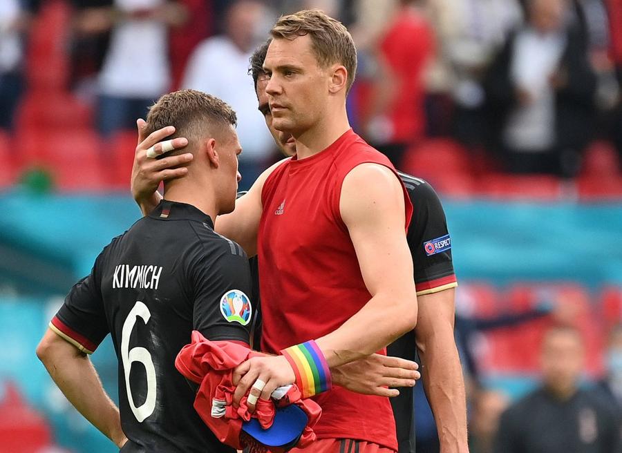 Manuel Neuer, portarul Germaniei, consolându-l pe Kimmich, după înfrângerea cu Anglia de la Euro 2020, foto: Imago Cum se schimbă Germania după Euro 2020 » Alt sistem și mai mult Bayern!