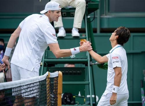Japonezul Yoshihito Nishioka (25 de ani, 58 ATP) l-a învins pe americanul Joshn Isner (33 de ani, 36 ATP) în primul tur de la Wimbledon, scor 7-6(5), 2-6, 6-3, 6-7(3), 6-4. Niponul măsoară cu 38 de cm mai puțin decât adversarul său.