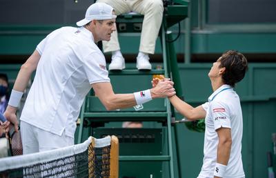 Cum s-a terminat disputa dintre David și Goliat, de la Wimbledon » Isner, cu 38 de cm mai înalt decât adversarul