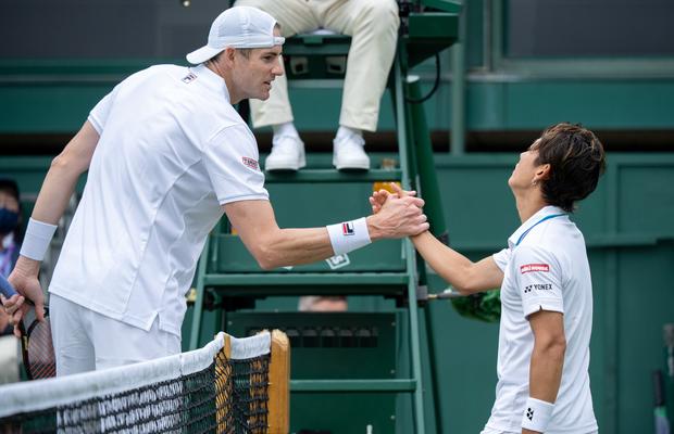 Cum s-a terminat disputa dintre David și Goliat, de la Wimbledon » Isner, cu 38 de cm mai înalt decât adversarul
