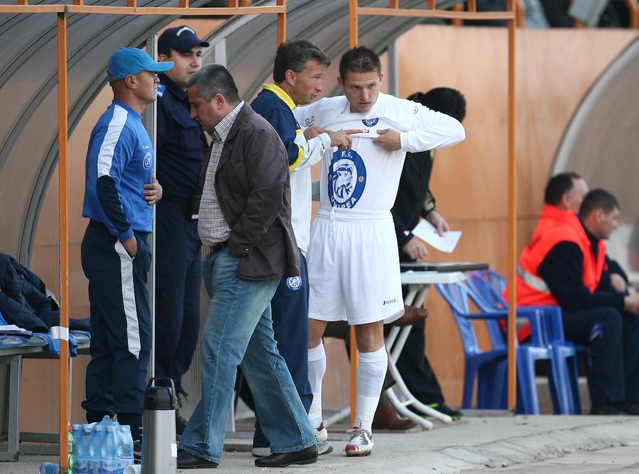 Onofraș primește indicații de la Dan Petrescu pe marginea terenului „Dedic golul iubitei. Știe ea de ce”. Drama din spatele unui gol celebru marcat în Champions League, mărturisită după 12 ani de atacantul lui Dan Petrescu