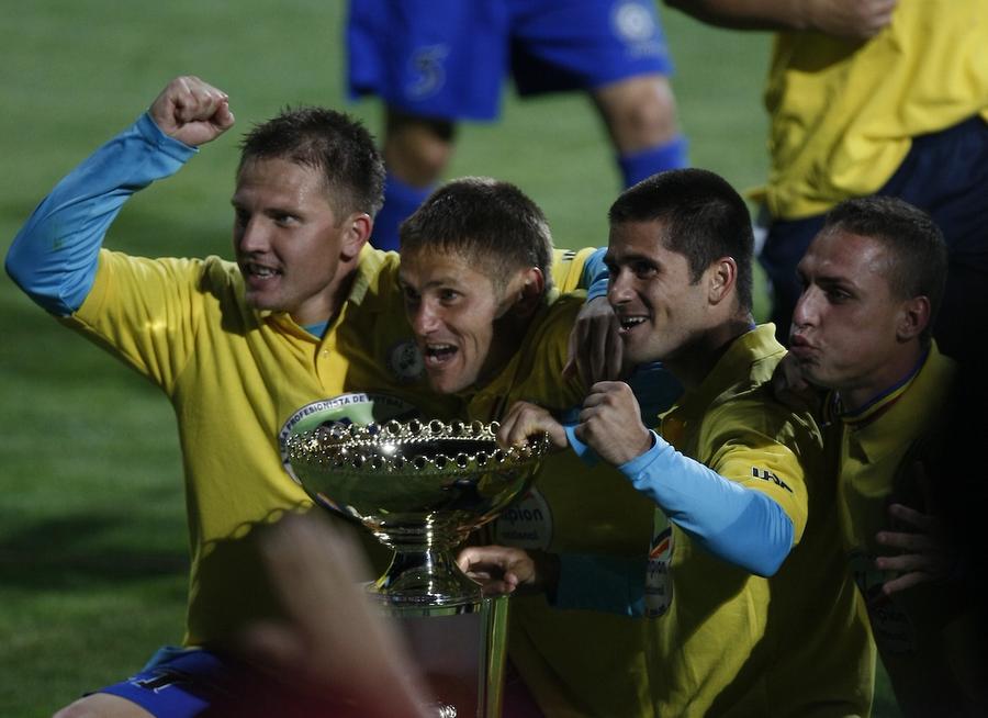 Onofraș (primul din stânga), campion al României cu Unirea Urziceni „Dedic golul iubitei. Știe ea de ce”. Drama din spatele unui gol celebru marcat în Champions League, mărturisită după 12 ani de atacantul lui Dan Petrescu