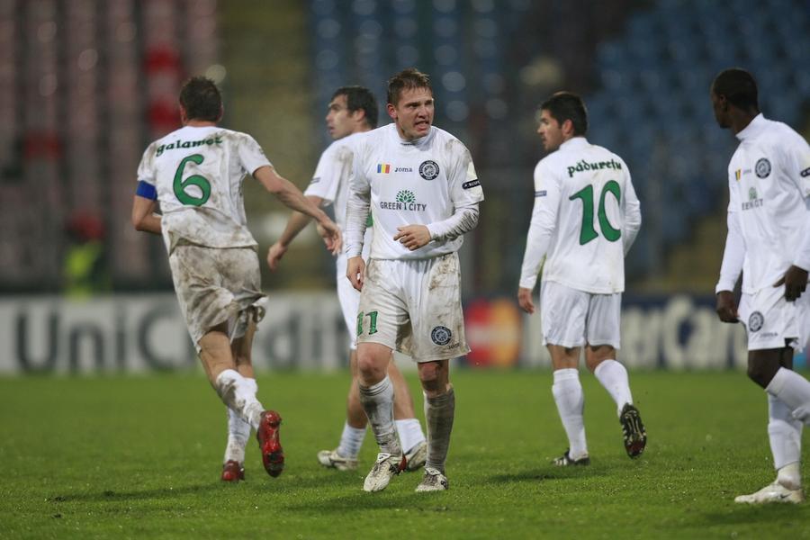 Onofraș, felicitat de colegi după golul cu Rangers din Champions League „Dedic golul iubitei. Știe ea de ce”. Drama din spatele unui gol celebru marcat în Champions League, mărturisită după 12 ani de atacantul lui Dan Petrescu