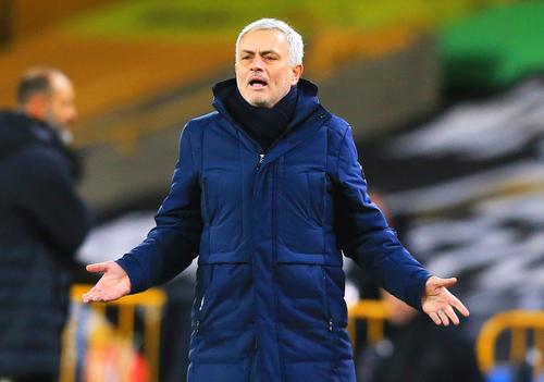 Jose Mourinho nu s-a despărțit în cei mai buni termeni de Tottenham. A avut mai multe neînțelegeri cu Daniel Levy, iar șeful londonezilor l-a taxat în momentul instalării noul manager, de la care vrea revenirea la fotbalul ofensiv.