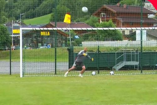 Robert Ilyeș (47 de ani), unul dintre secunzii lui Leo Grozavu (53 de ani) la Sepsi, s-a bagat la joc alături de fotbaliștii covăsnenilor la ultimul antrenament.