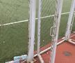 Gardul și ușile de acces pe terenul de fotbal sunt rupte