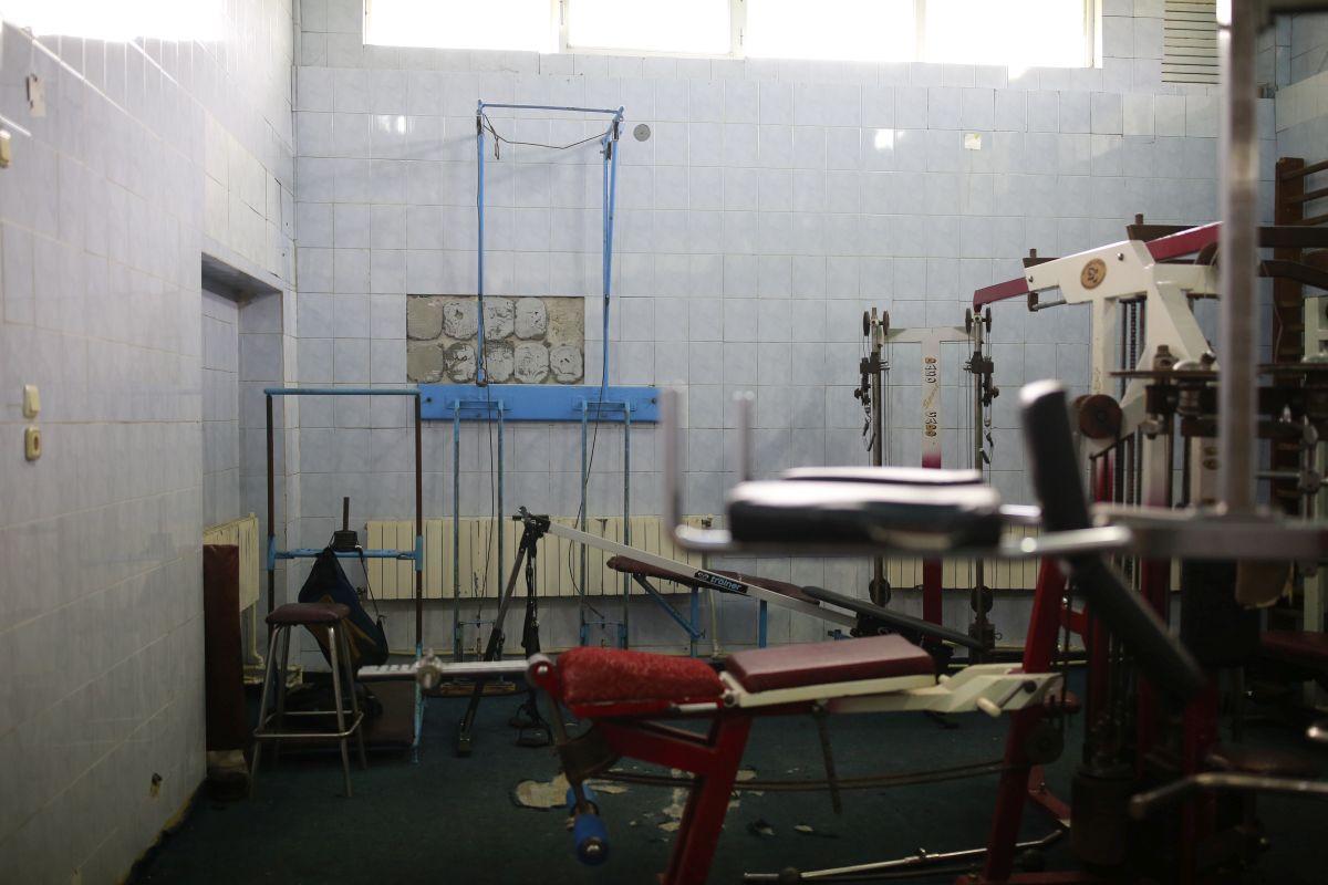 David Popovici, campionul unei țări fără bazine! Gazeta a mers la baza unde au crescut Potec, Mocanu sau Câșlaru » Imaginile nepăsării extreme: sacii de rafie sunt „scut” împotriva tencuielii