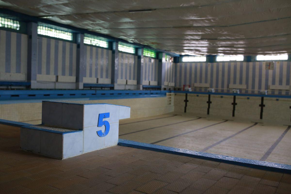 David Popovici, campionul unei țări fără bazine! Gazeta a mers la baza unde au crescut Potec, Mocanu sau Câșlaru » Imaginile nepăsării extreme: sacii de rafie sunt „scut” împotriva tencuielii