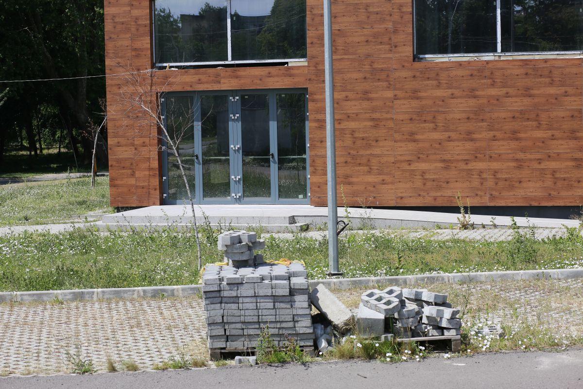 Gazeta prezintă povestea incredibilă a bazinului olimpic pe care statul se chinuie să-l termine de 11 ani! 7 milioane de euro aruncate pe fereastră. Și mai urmează!