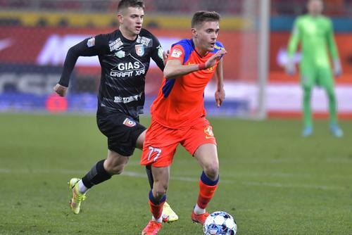 Mihai Butean în spatele lui Sorin Șerban / foto: Imago Images