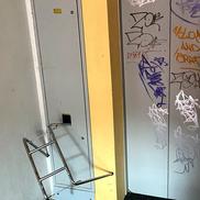 Lifturile au fost vandalizate și nu mai funcționează în prezent