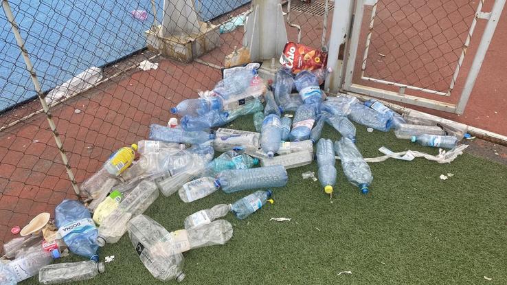 Fără coșuri de gunoi, terenul a ajuns ca o ghenă