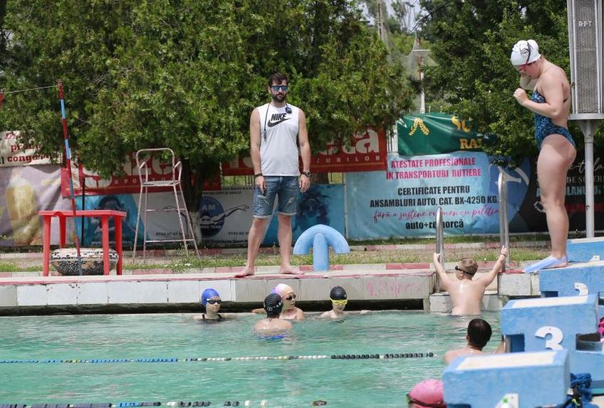 Antrenor din 2004 la CSM Brăila, Cătălin Nistor crede că exemplul tânărului dublu campion mondial „ar trebui să schimbe tot, pe noi, ca oameni, să ne dorim și să vrem mai mult fiindcă el e dovada că putem, cu muncă și seriozitate”.