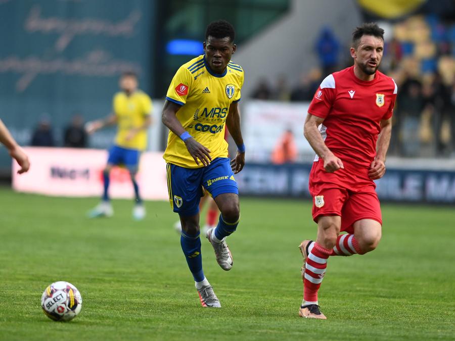 Doua, stânga, într-un Petrolul - CS Mioveni / FOTO: Imago A Bola anunță: FCSB se bate cu 3 echipe din Portugalia pentru un fundaș: „Marea descoperire din România, seamănă cu vedeta de la Porto”