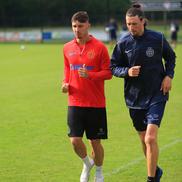 David Miculescu (stânga) a făcut alergări ușoare alături de Ovidiu Petre, analistul video de la FCSB (foto: Ionuț Iordache/GSP)