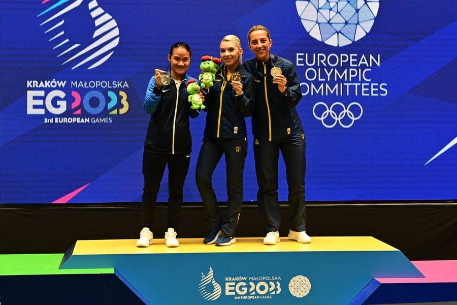 Bernadette Szocs (centru) și Elizabeta Samara (dreapta) Două vești excelente de la Jocurile Europene 2023 » Lăcrămioara Perijoc și echipa feminină de tenis de masă luptă sâmbătă pentru aur!