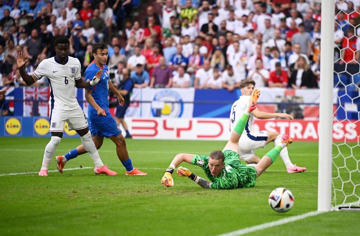 Anglia – Slovacia 2-1 » Jude Bellingham și Harry Kane au tranșat calificarea în prelungiri, după ce englezi au jucat penibil 90 de minute. Anglia - Elveția, primul sfert de la EURO