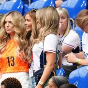 Georgina Irwin, soția lui Ramsdale (stânga) și Aine May Kennedy, iubita lui Conor Gallagher (dreapta) / FOTO: Imago