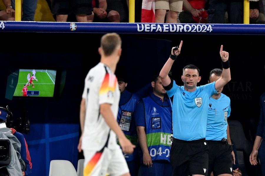 Arbitrul Michael Oliver a luat două decizii drastice după consultarea VAR Foto: Imago VAR-ul care devorează creierul