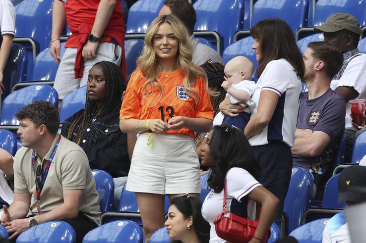 Georgina Irwin (în portocaliu) la Anglia - Slovacia / FOTO: Imago