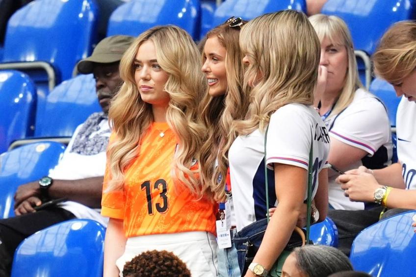 Georgina Irwin, soția lui Ramsdale (stânga) și Aine May Kennedy, iubita lui Conor Gallagher (dreapta) / FOTO: Imago