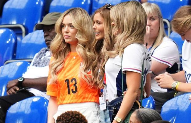 N-au respectat codul vestimentar » Partenerele fotbaliștilor englezi au ocupat un întreg sector VIP la Anglia - Slovacia