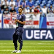 Jude Bellingham a ieșit să inspecteze gazonul de pe Veltins Arena / Foto: Imago Images