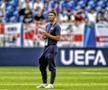Jude Bellingham a ieșit să inspecteze gazonul de pe Veltins Arena / Foto: Imago Images