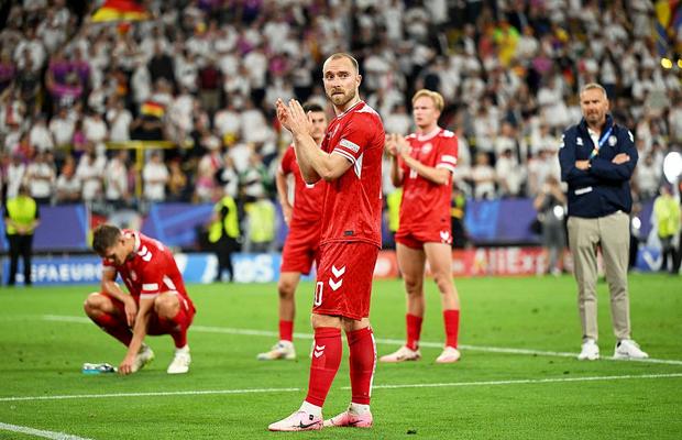 Dărâmați, dar împreună » Ce s-a întâmplat după finalul dureros din Germania - Danemarca: gestul lui Eriksen și jucătorul care nu se putea ridica