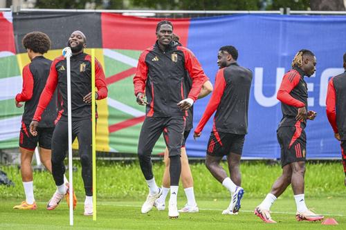 Amadou Onana, în centru, și colegii see pregătesc să dea ochii cu Kylian Mbappe / Foto: Imago