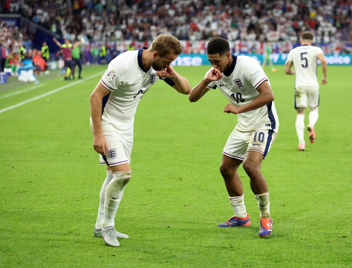 Anglia – Slovacia 2-1 » Jude Bellingham și Harry Kane au tranșat calificarea în prelungiri, după ce englezi au jucat penibil 90 de minute. Anglia - Elveția, primul sfert de la EURO