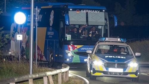 Nemții au ajuns în cantonamentul de la Herzogenaurach la 3 dimineața / Foto: Bild