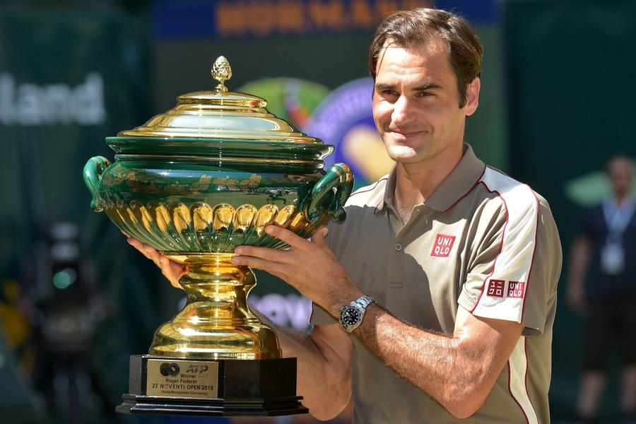 Roger Federer cu trofeul de la Halle în 2019 Foto: Imago Cum s-a născut turneul de la Halle și rolul esențial al unui român » „Îi vreau aici pe cei mai mari”, i-a spus milionarul Gerry Weber