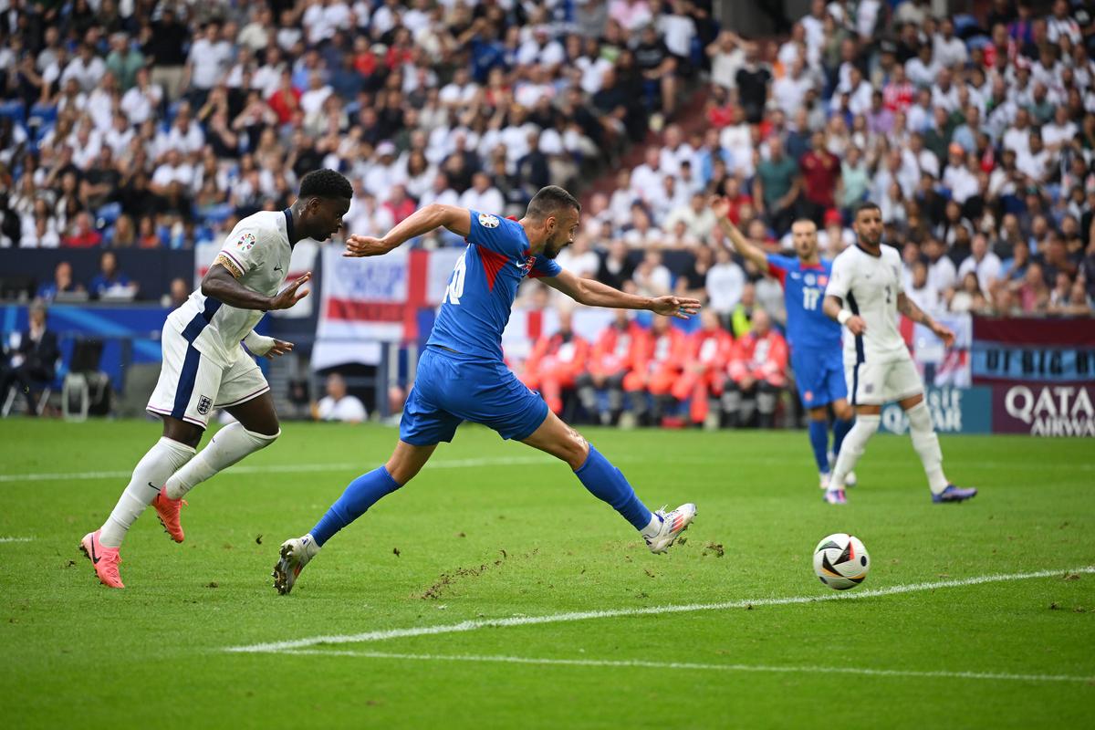 Anglia – Slovacia 2-1 » Jude Bellingham și Harry Kane au tranșat calificarea în prelungiri, după ce englezi au jucat penibil 90 de minute. Anglia - Elveția, primul sfert de la EURO