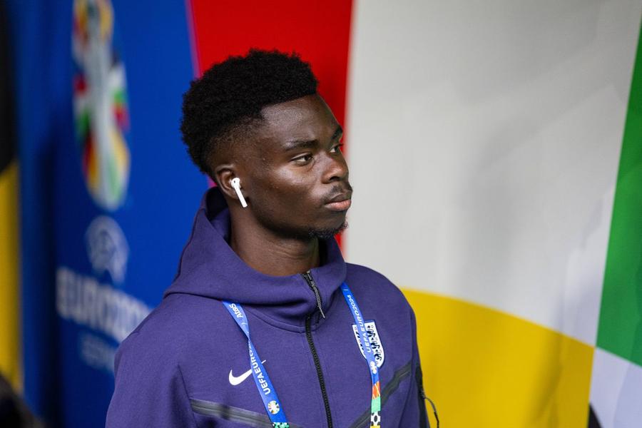 Saka, îngândurat înainte de Anglia - Slovacia / Foto: Imago Images Starul Angliei se revoltă: „Este ceva obscen. Mi se pare o nebunie, dar nu putem să ne oprim și să ne plângem!”