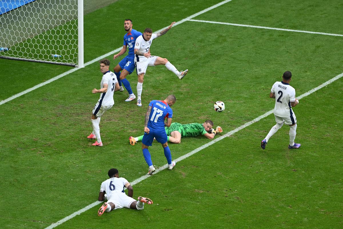 Anglia – Slovacia 2-1 » Jude Bellingham și Harry Kane au tranșat calificarea în prelungiri, după ce englezi au jucat penibil 90 de minute. Anglia - Elveția, primul sfert de la EURO