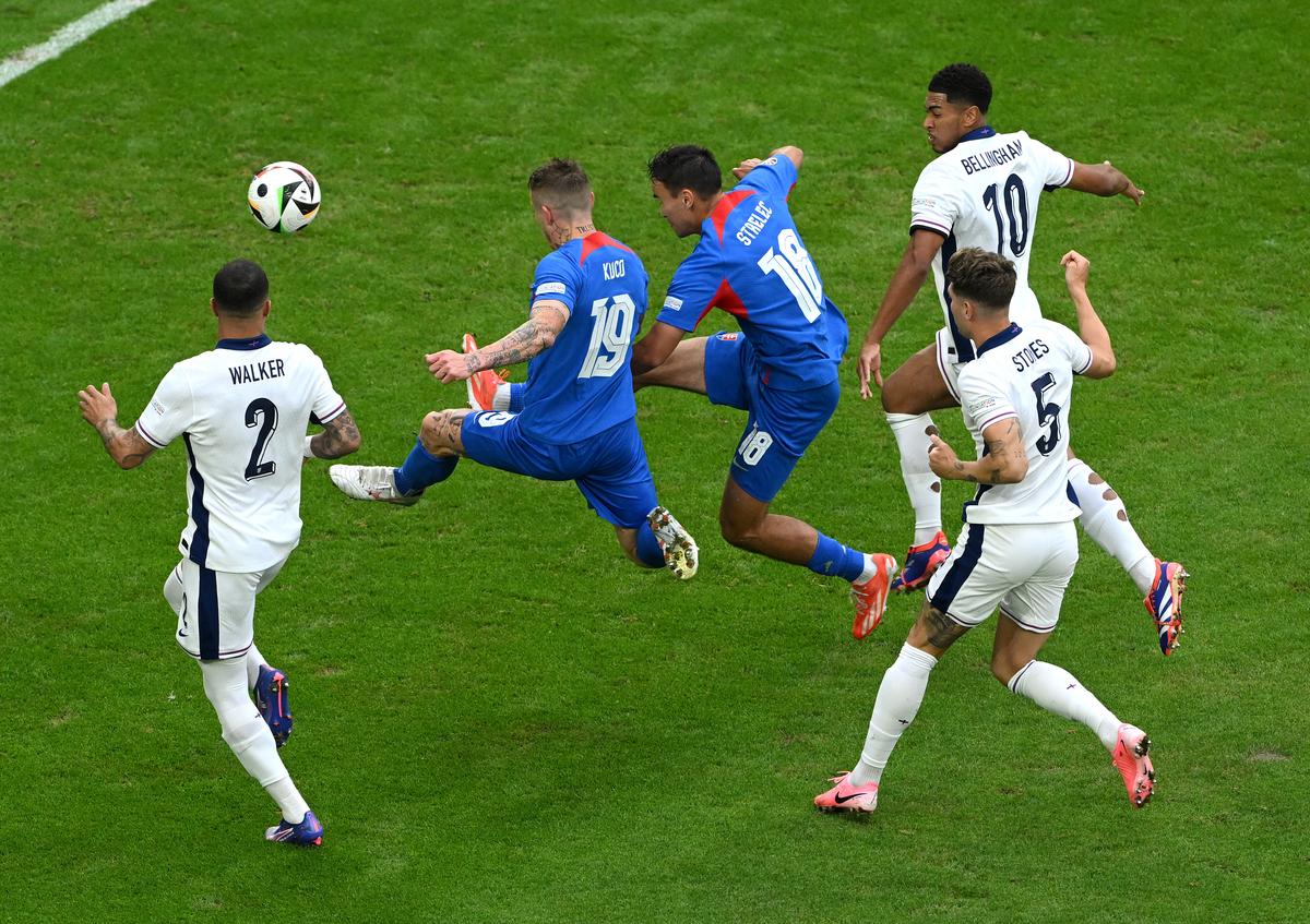 Anglia – Slovacia 2-1 » Jude Bellingham și Harry Kane au tranșat calificarea în prelungiri, după ce englezi au jucat penibil 90 de minute. Anglia - Elveția, primul sfert de la EURO